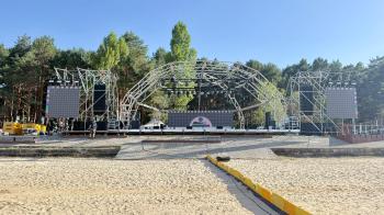 Montaje del escenario de Música en la Montaña Palentina