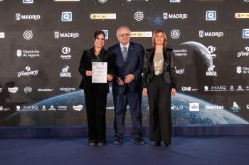 Nuestra compañero Carlota Martínez (izq) recogiendo una de las acreditaciones en la noche de la 