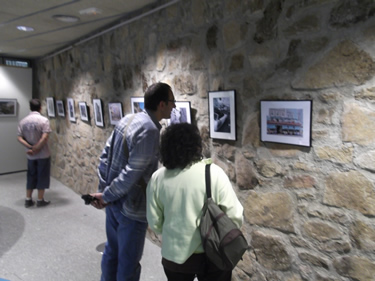 La Casa del Parque de Las Batuecas acoge la exposición “Entrecalles” del Colectivo Fotográfico 400ISO.