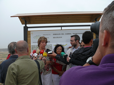 La Vicepresidenta Primera y Consejera de Medio Ambiente , atiende a los medios. Localidad de Castrojeriz (Burgos)